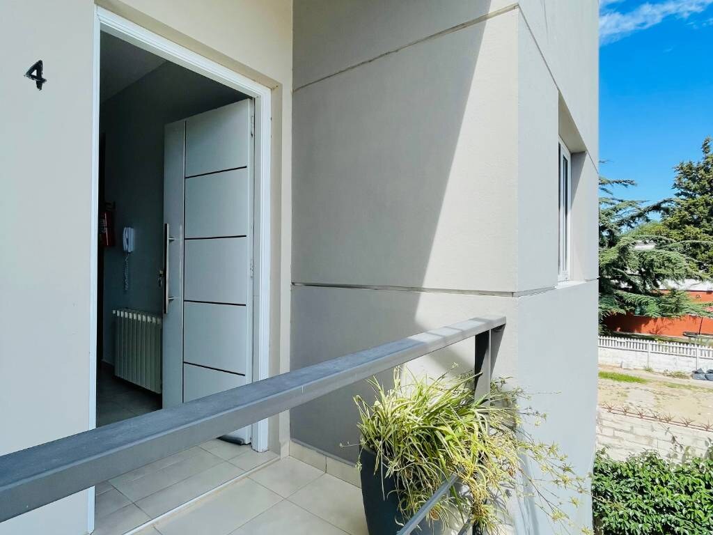 Puerta del departamento 4 en la galería exterior