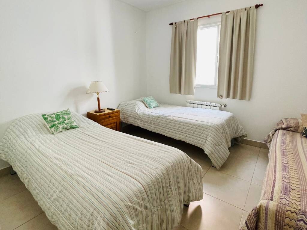 Dormitorio con cama de dos plazas y cama de una plaza