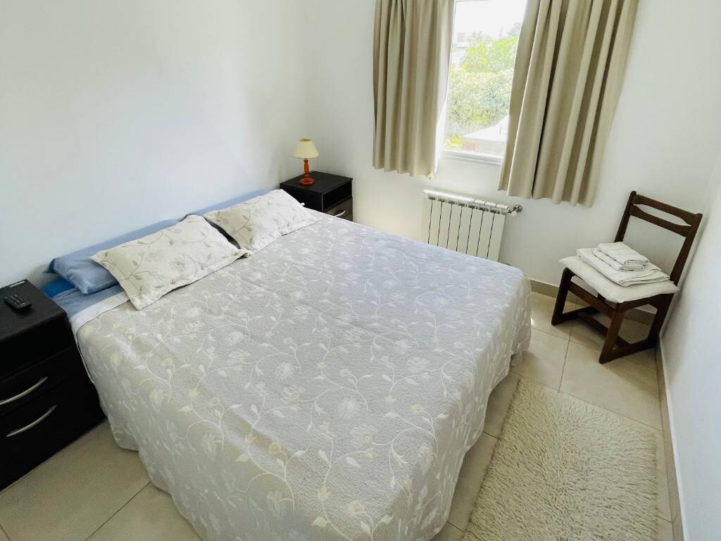 Cama de dos plazas con acolchado blanco bordado