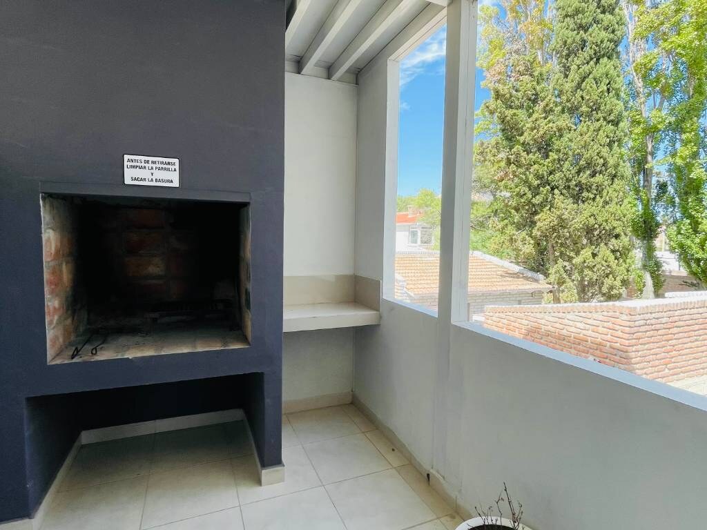 Parrilla con ventanal hacia los árboles